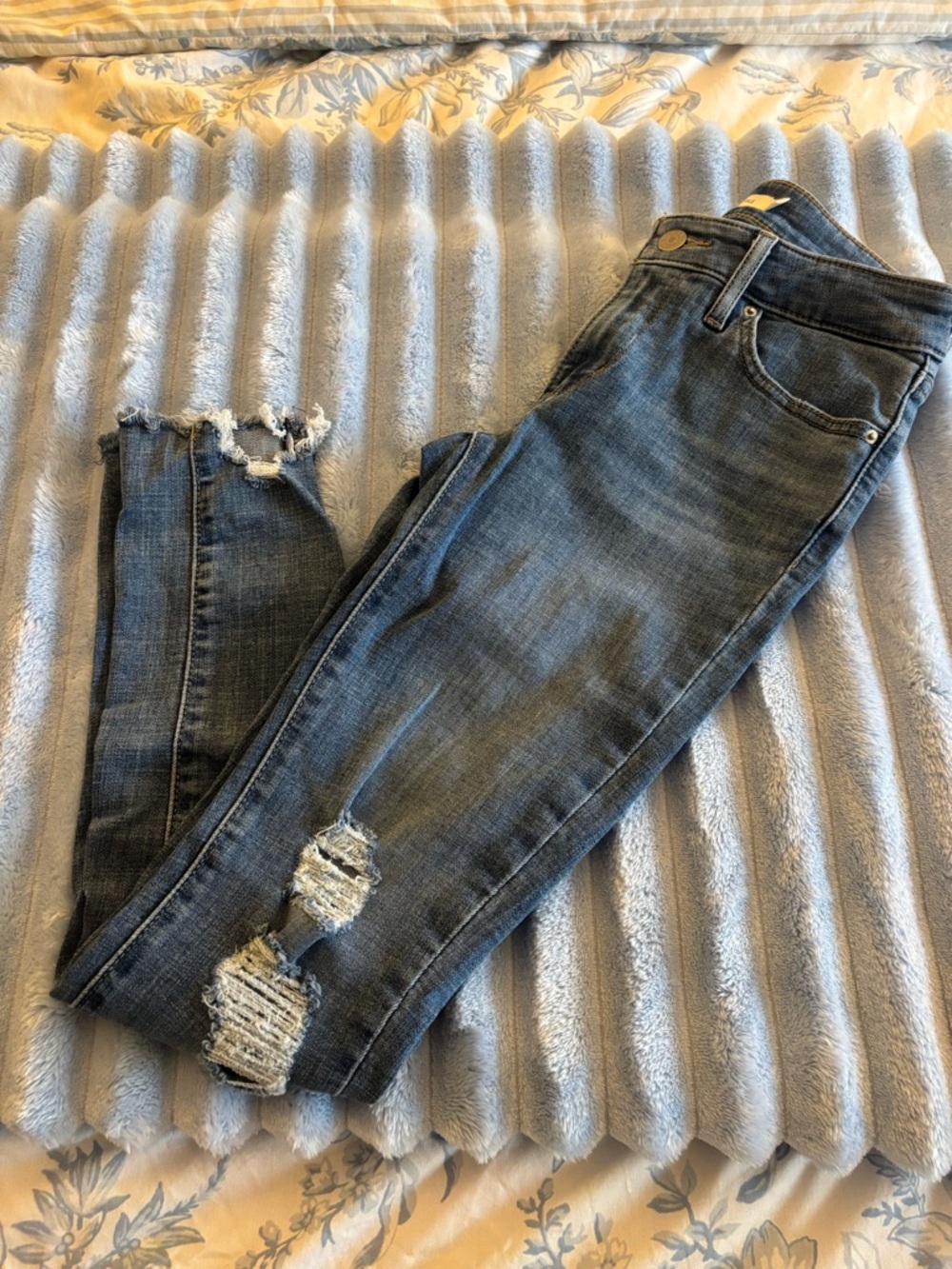 Levi’s Women's Distressed 711 Skinny Ankle Jeans in Medium Blue - Size 24